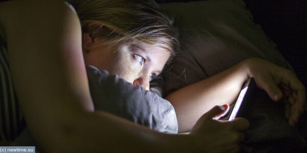 teen-in-bed-with-phone_DFB5B